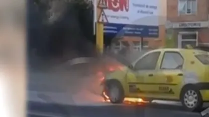Momente de panică pe o stradă din Constanţa. Un taxi cu pasageri a luat foc în mers VIDEO