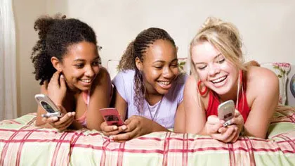 ÎNGRIJORĂTOR. Tinerii ajung să aibă deformări la degete din cauza mesajelor pe telefon