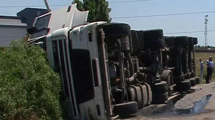 Accident în Giurgiu. Un TIR încărcat cu săpun lichid s-a răsturnat pe DN 6