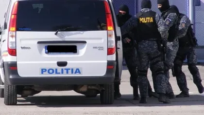 Poliţiştii au destructurat un grup specializat în trafic de migranţi, condus de un iranian rezident în România