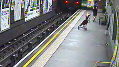 Scene DRAMATICE la metrou. Căruciorul a fost dus de curent pe şine. Ce a urmat... VIDEO