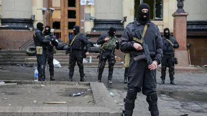 Rebelii proruşi prezintă zeci de prizonieri de război mulţimii din Doneţk