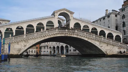 Turiştii străini BATJOCORESC Veneţia: Îşi fac nevoile în plină stradă şi se spală în Canal Grande