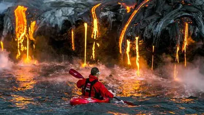 CURATĂ INCONŞTIENŢĂ: Un bărbat a trecut în canoe la câţiva metri de o erupţie vulcanică VIDEO