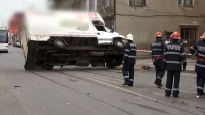 ACCIDENT SPECTACULOS în Cluj. Un autocamion s-a răsturnat după ce s-a ciocnit cu o maşină VIDEO