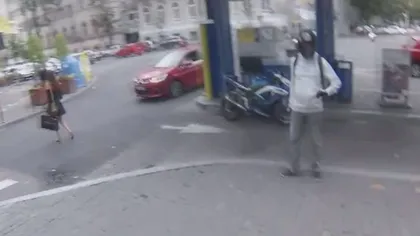 ACCIDENT ŞOCANT pe Dorobanţi, surprins de o cameră. Un motociclist se izbeşte violent de asfalt VIDEO