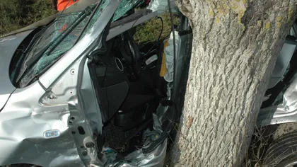 Cu BMW-ul în copac. Un tânăr de 25 de ani a decedat pe loc