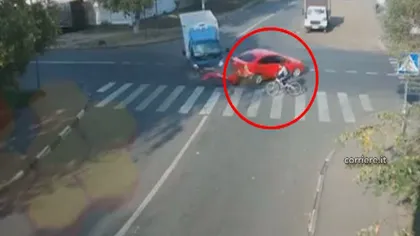 Un biciclist a trişat moartea după ce a fost prins între două maşini care s-au tamponat VIDEO