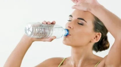 Cum să bei CORECT apă pentru a SLĂBI