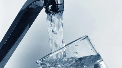 Apa îmbuteliată vs cea de la robinet: Care e mai sănătoasă? Răspunsul specialiştilor