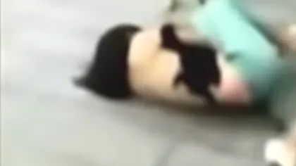 Tânără DEZBRĂCATĂ şi BĂTUTĂ într-un mall pentru că s-a încurcat cu un bărbat însurat VIDEO ŞOCANT