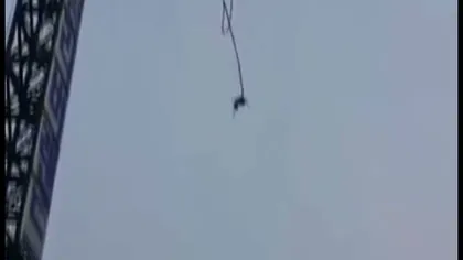 Scene şocante: A sărit de la 50 metri dar i s-a desprins cordonul de siguranţă, la bungee VIDEO