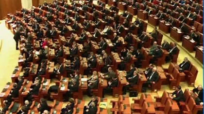 Moţiunea de cenzură, dezbătută şi supusă la vot în plenul Parlamentului