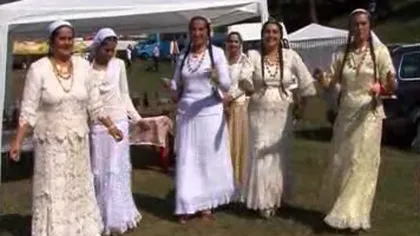 Mare bairam în Costeşti de Sfânta Maria. Romii şi-au etalat AURUL şi LIMUZINELE VIDEO