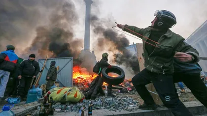 CIOCNIRI VIOLENTE între manifestanţi şi poliţie în faţa Parlamentului din Kiev