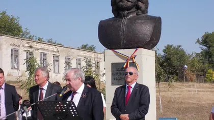 Judeţul Prahova, alături de Republica Moldova. Mircea Cosma, la sfinţirea bustului poetului Adrian Păunescu