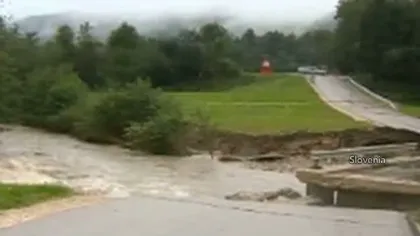 Inundaţii în Balcani: Doi morţi, mii de persoane evacuate din calea puhoaielor VIDEO