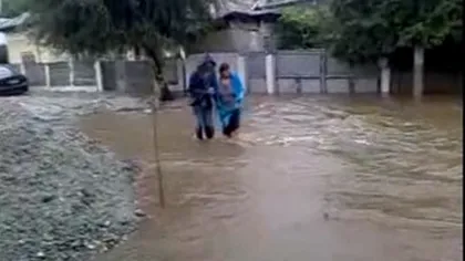 PRĂPĂD la Caracal. Zeci de gospodării inundate din cauza precipitaţiilor abundente VIDEO