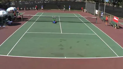 Cea mai CARAGHIOASĂ accidentare în tenis. Un jucător a rămas agăţat de fileu VIDEO