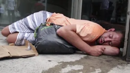 Povestea cerşetorului care AGAŢĂ o FATĂ în fiecare seară pentru a nu dormi pe străzi. Cum reuşeşte VIDEO