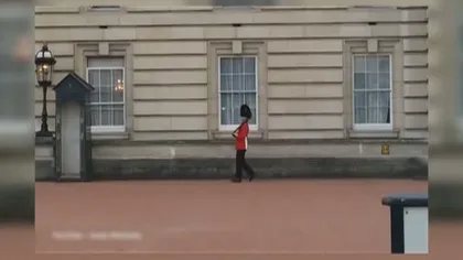 ZILE de ÎNCHISOARE pentru paşi de DANS. O santinelă de la Palatul Buckingham a fost filmată făcând asta VIDEO