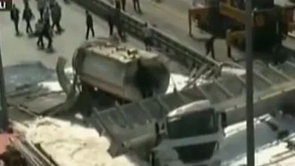 Tragedie la Istanbul: O PASARELĂ s-a PRĂBUŞIT deasupra unei autostrăzi şi a ucis o persoană VIDEO