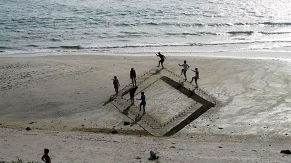 Cu gândul la vară: Iluzii optice 3D realizate pe plajă GALERIE FOTO