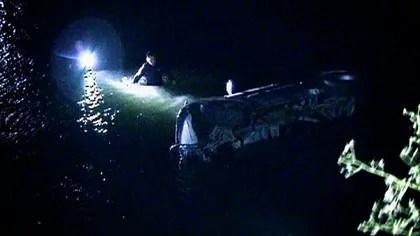 Operaţiune DIFICILĂ de SALVARE după ce un şofer a ajuns cu maşina în râul Dâmboviţa: Scafandrii îl caută VIDEO