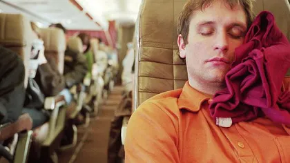 Nimeni nu mai e în siguranţă în avion. De ce să nu dormi în timpul zborului. Toată lumea râde acum de ei FOTO