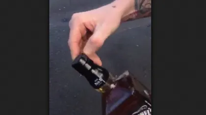 ALCOOLIC ANONIM dornic de afirmare. Un bărbat a băut o STICLĂ de WHISKY în 15 SECUNDE VIDEO