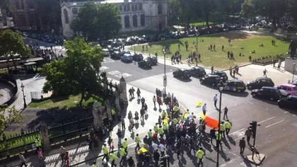 Londra, paralizată de TAXIMETRIŞTI. Protestatarii sunt concuraţi de taxiurile ILEGALE VIDEO
