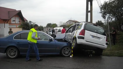 ACCIDENT GROAZNIC în Timiş: CINCI persoane rănite, după ce un şofer a intrat cu BOLIDUL în alaiul de nuntă