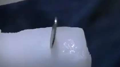 EXPERIMENT INCREDIBIL. Ce se întâmplă când pui o monedă pe o bucată de gheaţă uscată VIDEO