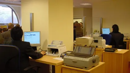 Funcţionara unei bănci, trimisă în judecată pentru fraudă cu instrumente de plată electronice