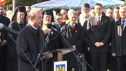 Traian Băsescu, aplaudat şi huiduit la ceremonia dedicată Zilei Armatei, de la Carei - VIDEO