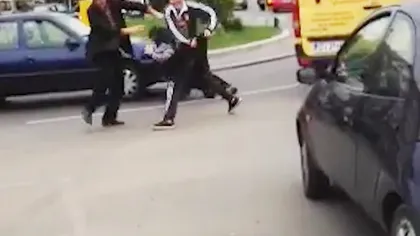 Bătaie în plină stradă la Craiova: patru bărbaţi şi-au împărţit pumni şi picioare