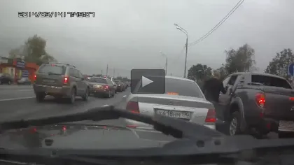 A sărit la bătaie în trafic, dar a avut o surpriză uriaşă VIDEO