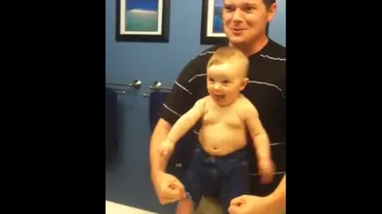 MORI DE RÂS. Un bebeluş ADORABIL îşi imită tatăl care-şi încordează muşchii în oglindă VIDEO