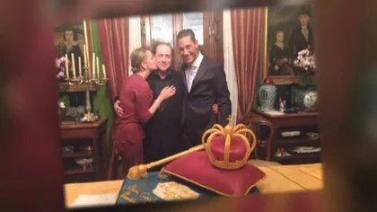 Berlusconi a primit de ziua lui o coroană şi un sceptru VIDEO