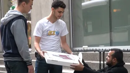 EXPERIMENT SOCIAL inedit. Ce se întâmplă când doi tineri îi oferă pizza unui CERŞETOR VIDEO