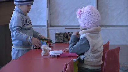 SCANDALOS. Sute de copii îngheaţă în grădiniţă. Autorităţile vin cu o soluţie HILARĂ