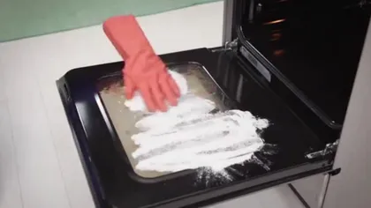 GENIAL: Cum poţi scăpa de petele de grăsime şi resturile de mâncare arsă din cuptor. VIDEO