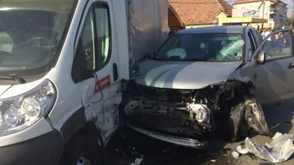 CAMERE DE SUPRAVEGHERE: O maşină a intrat pe contrasens şi a lovit alte patru autovehicule. Imagini ŞOCANTE