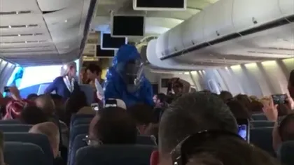 PANICĂ ÎN AVION: Un pasager a mărturisit că are Ebola VIDEO