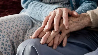 Poveste de DRAGOSTE mai PRESUS de MOARTE: După 73 de ani împreună, au trecut în nefiinţă ţinându-se de mână