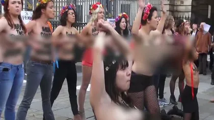 Protest cu sânii goi faţă de justiţia franceză. Activistele Femen, reţinute de poliţie VIDEO