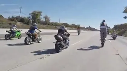 Inconştienţă crasă: Motocicliştii au făcut CASCADORII pe autostradă sub nasul POLIŢIŞTILOR VIDEO