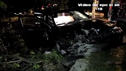 IMAGINI SOCANTE. Doi tineri au MURIT, după ce BMW-ul în care se aflau s-a izbit de un copac. VIDEO