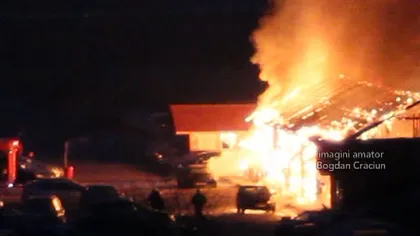 17 maşini, distruse într-un INCENDIU PUTERNIC izbucnit lângă un târg auto din Braşov VIDEO