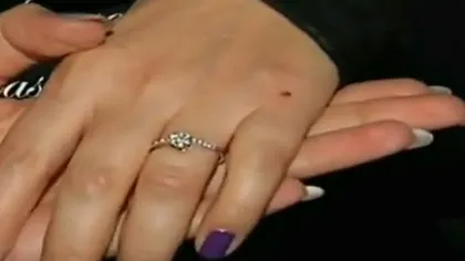Cel mai simplu mod de a scoate un inel de pe deget. Valabil şi pentru verighete. VIDEO
